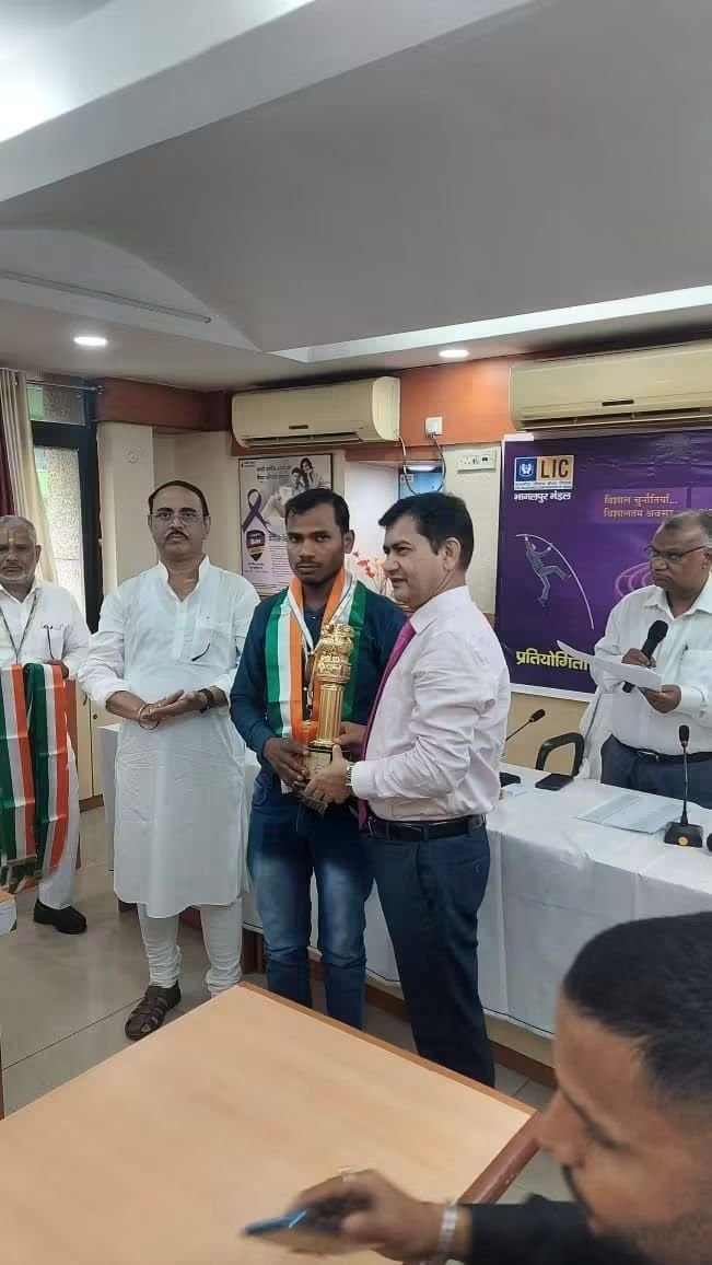 Rohit Mandal receiving professional recognition at an LIC event